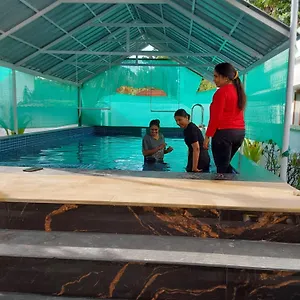 5* Gasthof Johnson's With Pool & Ecohouseboat Near Town